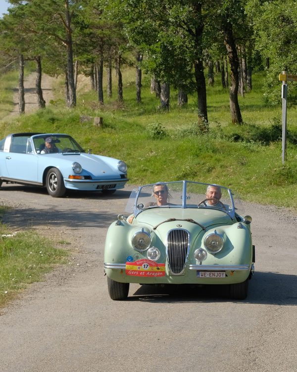 voitures anglaies de collections pendant des rallyes voitures anciennes organisées par XKandCo